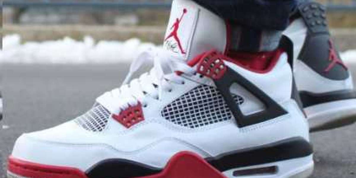 Air Jordan 4 Retro 2012 : illumine la scène sneaker