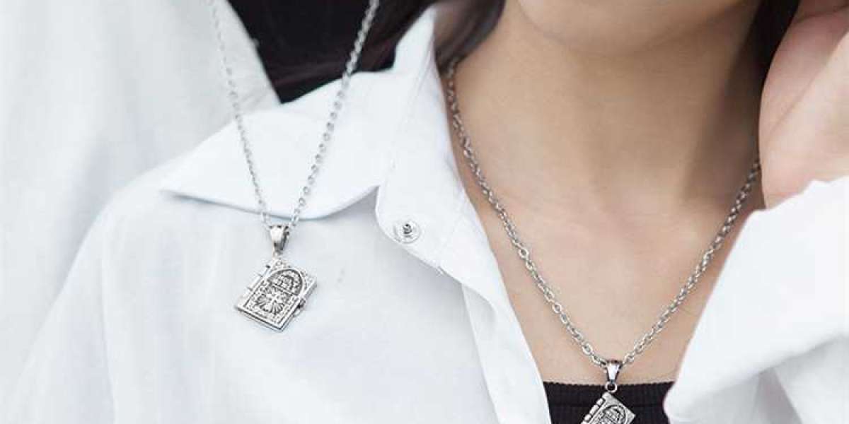 Tory Burch Necklaces as Tokens of Deep Emotional Bonds